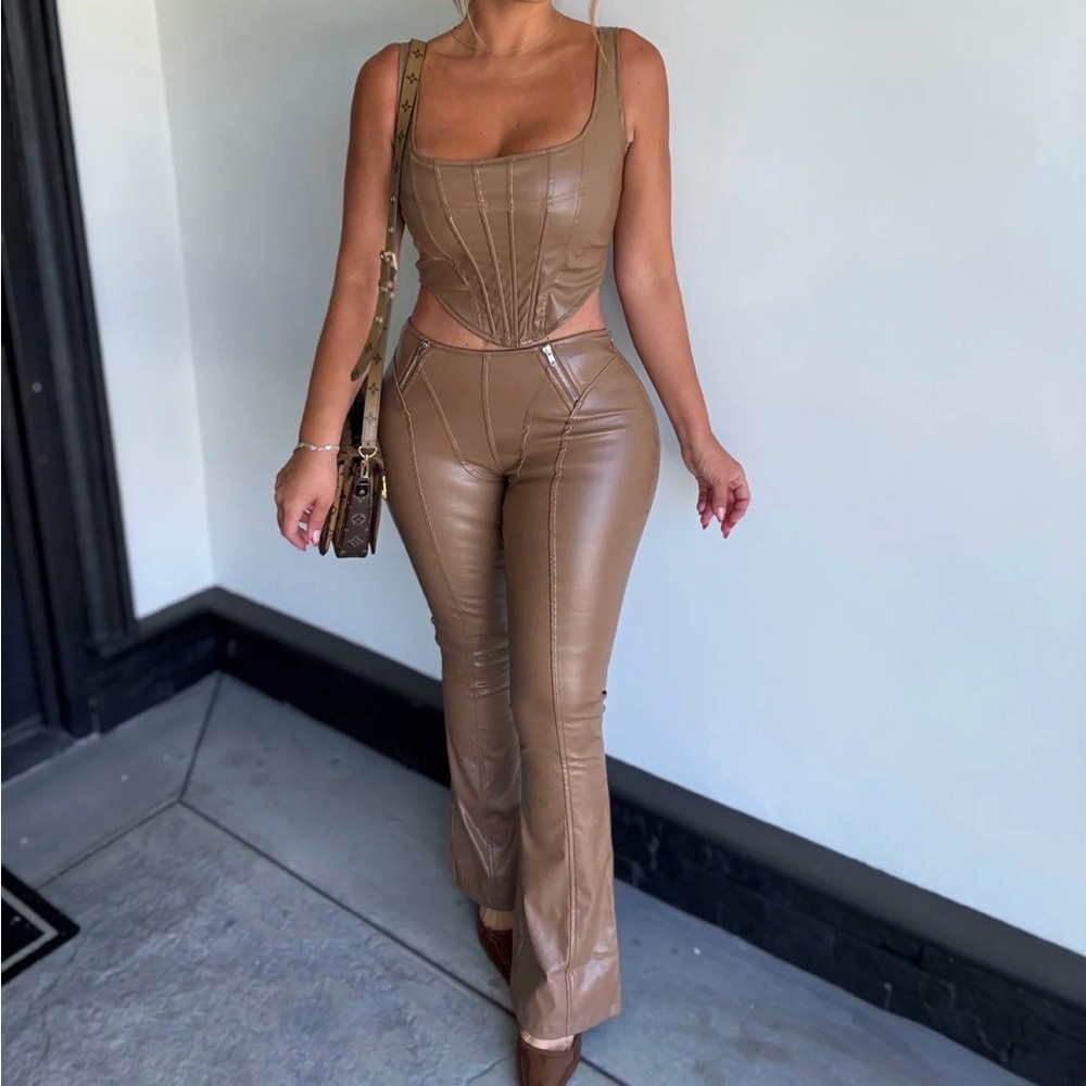 New Matching 2-piece set
✨ Faux leather material